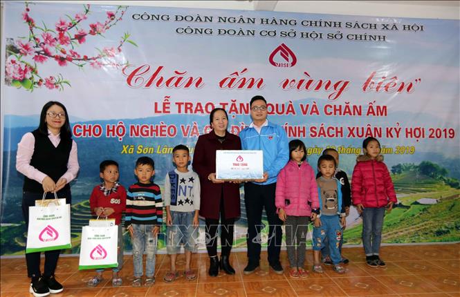 Trong ảnh: Trao quà cho các em học sinh có hoàn cảnh khó khăn và đại diện trường tiểu học Sơn Lâm, huyện Hương Sơn. Ảnh: Trần Việt - TTXVN
