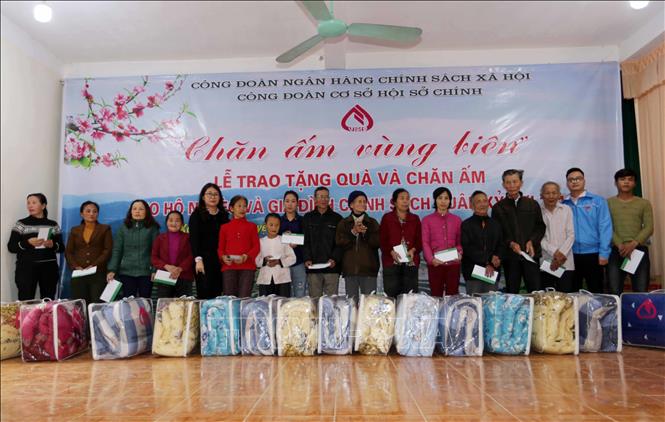 Trong ảnh: Trao quà cho hộ nghèo ở xã Sơn Lâm, huyện Hương Sơn. Ảnh: Trần Việt - TTXVN