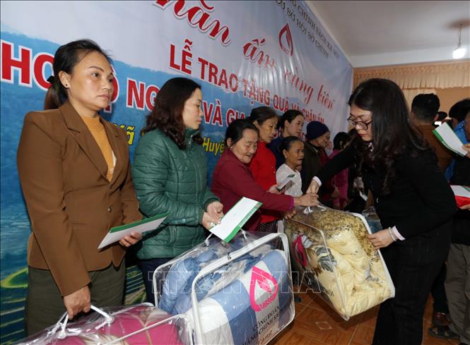 Trong ảnh: Trao quà cho hộ nghèo ở xã Sơn Lâm, huyện Hương Sơn. Ảnh: Trần Việt - TTXVN