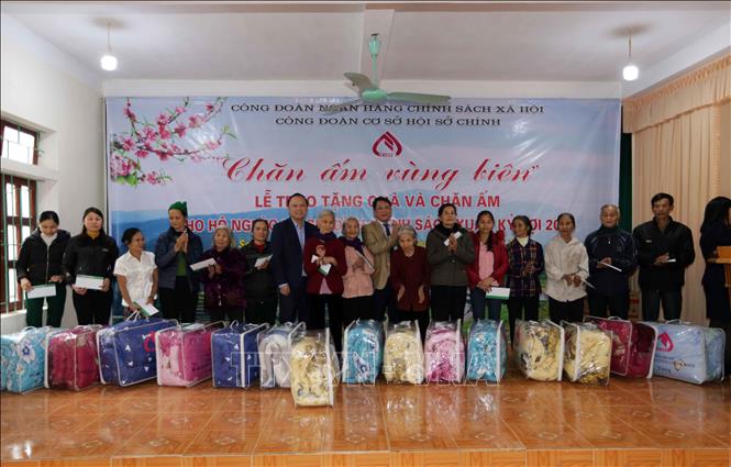 Trong ảnh: Trao quà cho hộ nghèo ở xã Sơn Lâm, huyện Hương Sơn. Ảnh: Trần Việt - TTXVN