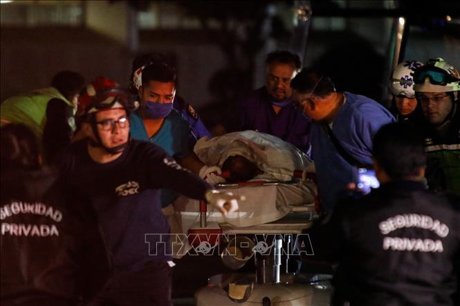 Trong ảnh: Chuyển nạn nhân tới bệnh viện để điều trị sau vụ nổ đường ống dẫn nhiên liệu tại khu dân cư Tlahuelilpan, bang Hidalgo tối 18/1/2019. Ảnh: THX/TTXVN