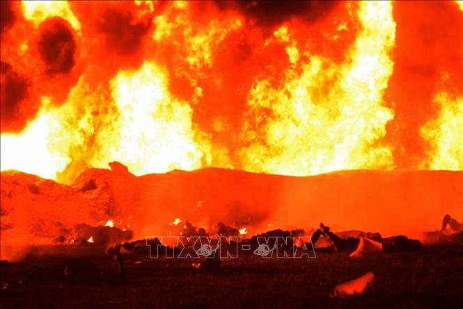 Trong ảnh: Lửa bốc dữ dội tại hiện trường vụ nổ đường ống dẫn nhiên liệu ở khu dân cư Tlahuelilpan, bang Hidalgo, Mexico tối 18/1/2019. Ảnh: AFP/TTXVN