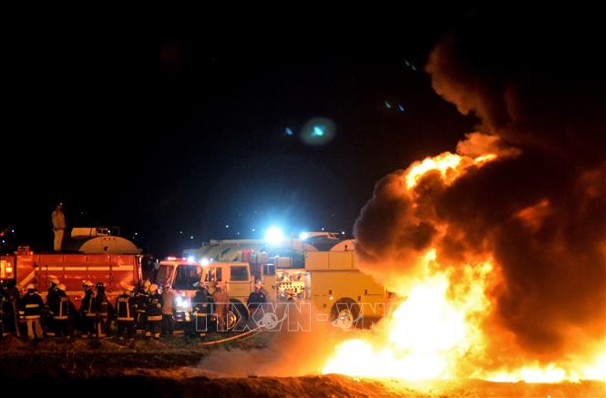Trong ảnh: Lính cứu hỏa nỗ lực dập lửa tại hiện trường vụ nổ đường ống dẫn nhiên liệu ở Tlahuelilpan, bang Hidalgo, Mexico tối 18/1/2019. Ảnh: AFP/TTXVN