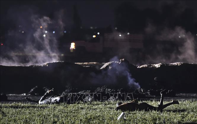 Trong ảnh: Thi thể các nạn nhân tại hiện trường vụ nổ đường ống dẫn nhiên liệu ở Tlahuelilpan, bang Hidalgo, Mexico tối 18/1/2019. Ảnh: AFP/TTXVN