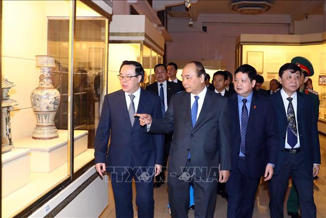 Trong ảnh: Thủ tướng Nguyễn Xuân Phúc và các đại biểu tham quan Bảo tàng Lịch sử Quốc gia Việt Nam. Ảnh: Thống Nhất – TTXVN

