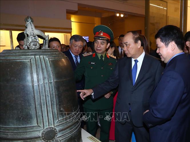 Trong ảnh: Thủ tướng Nguyễn Xuân Phúc và các đại biểu tham quan Bảo tàng lịch sử Quốc gia Việt Nam. Ảnh: Thống Nhất – TTXVN

