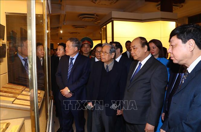 Trong ảnh: Thủ tướng Nguyễn Xuân Phúc và các đại biểu tham quan Bảo tàng Lịch sử Quốc gia Việt Nam. Ảnh: Thống Nhất – TTXVN

