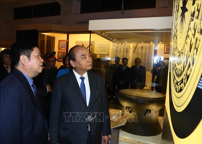 Trong ảnh: Thủ tướng Nguyễn Xuân Phúc tham quan Bảo tàng lịch sử Quốc gia Việt Nam. Ảnh: Thống Nhất – TTXVN
