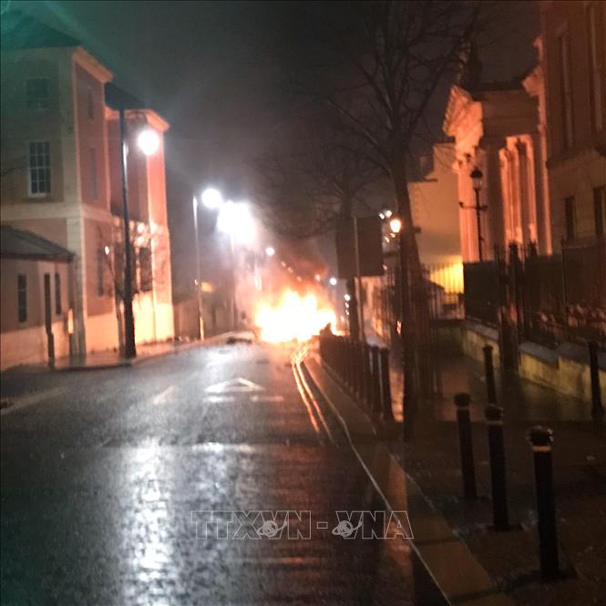 Trong ảnh: Hiện trường vụ nổ tại Londonderry, Bắc  Ireland ngày 19/1. Ảnh: AFP/TTXVN 