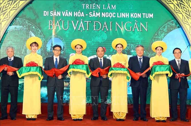  Trong ảnh: Thủ tướng Nguyễn Xuân  Phúc và các đại biểu thực hiện nghi thức cắt băng khai mạc triển lãm. Ảnh: Thống Nhất – TTXVN