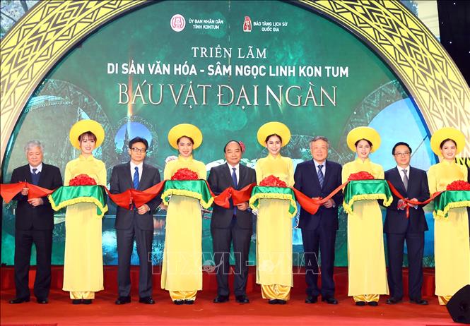 Trong ảnh: Thủ tướng Nguyễn Xuân  Phúc và các đại biểu thực hiện nghi thức cắt băng khai mạc triển lãm. Ảnh: Thống Nhất – TTXVN
