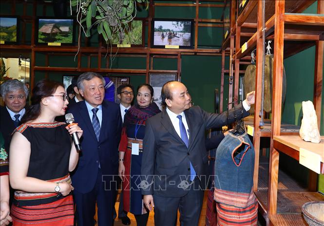  Trong ảnh: Thủ tướng Nguyễn Xuân  Phúc và các đại biểu tham quan triển lãm. Ảnh: Thống Nhất – TTXVN
