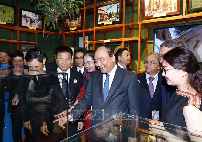 Trong ảnh: Thủ tướng Nguyễn Xuân Phúc và các đại biểu tham quan triển lãm. Ảnh: Thống Nhất – TTXVN