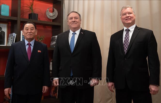  Trong ảnh: Ngoại trưởng Mỹ Mike Pompeo (thứ 2 phải),  đại diện đặc biệt của Mỹ về Triều Tiên Stephen Biegun (phải) trong cuộc gặp với Phó Chủ  tịch Ban chấp hành Trung ương Đảng Lao động Triều Tiên, ông Kim Yong-chol  (trái) tại  Washington, DC, Mỹ, ngày 18/1. Ảnh: AFP/TTXVN