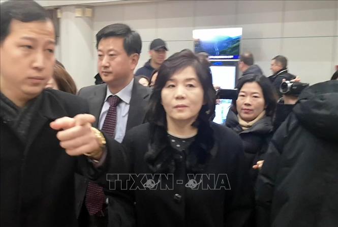 Trong ảnh: Thứ trưởng Ngoại giao Triều Tiên Choe Son Hui (phải)  tại sân bay Bắc Kinh, Trung Quốc ngày 15/1 để  tới Thụy Điển tham gia cuộc đàm phán. Ảnh: YONHAP/TTXVN 