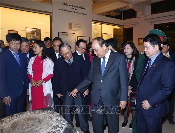 Trong ảnh: Thủ tướng Nguyễn Xuân Phúc và các đại biểu xem các hiện vật tại Bảo tàng lịch sử Quốc gia Việt Nam. Ảnh: Thống Nhất – TTXVN
