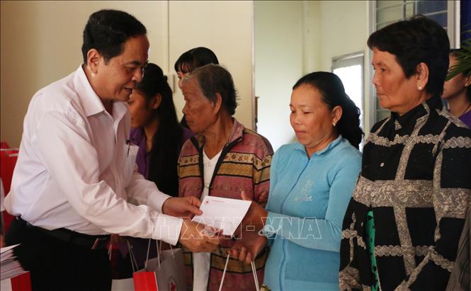 Trong ảnh: Chủ tịch Ủy ban Trung ương MTTQ Việt Nam Trần Thanh Mẫn tặng quà các gia đình chính sách, hộ nghèo và nạn nhân chất độc da cam trên địa bàn huyện Thoại Sơn. Ảnh: Công Mạo -TTXVN