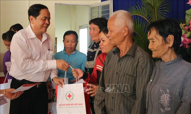 Trong ảnh: Chủ tịch Ủy ban Trung ương MTTQ Việt Nam Trần Thanh Mẫn tặng quà các gia đình chính sách, hộ nghèo và nạn nhân chất độc da cam trên địa bàn huyện Thoại Sơn. Ảnh: Công Mạo -TTXVN