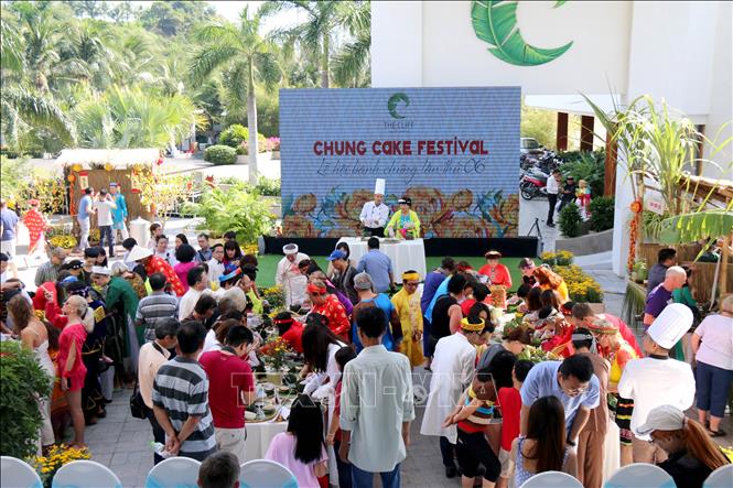 Trong ảnh: Đông đảo du khách quốc tế đến lễ hội gói bánh chưng ăn Tết Việt. Nguyễn Thanh - TTXVN