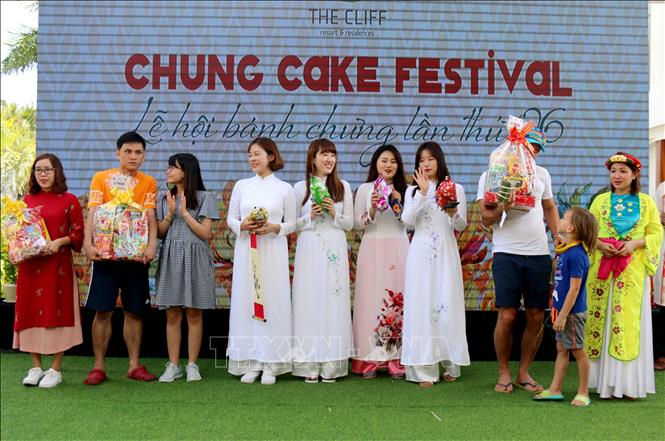 Trong ảnh: Ban tổ chức tặng quà cho những du khách gói bánh chưng đẹp và hoàn chỉnh nhất. Nguyễn Thanh - TTXVN