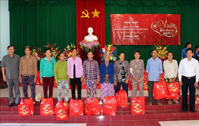 Trong ảnh: Lễ trao tặng cho hộ nghèo ở huyện Hoài Nhơn. Ảnh: Phạm Kha-TTXVN
