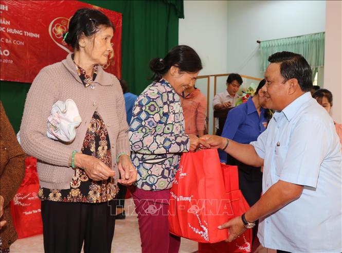 Trong ảnh: Phó Bí thư Thường trực Tỉnh ủy Bình Định Lê Kim Toàn tặng quà Tết cho người nghèo huyện Hoài Nhơn. Ảnh: Phạm Kha-TTXVN