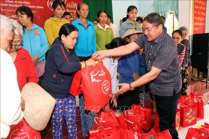 Trong ảnh: Phó Chủ tịch Thường trực UBND tỉnh Bình Định Phan Cao Thắng tặng quà cho người nghèo xã Hoài Hảo, Hoài Nhơn. Ảnh: Phạm Pha-TTXVN