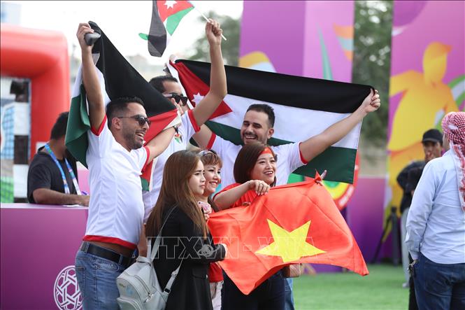 Trong ảnh: Cổ động viên Việt Nam và Jordan chụp ảnh chung bên ngoài sân vận động Al-Maktoum. Ảnh hoàng linh
