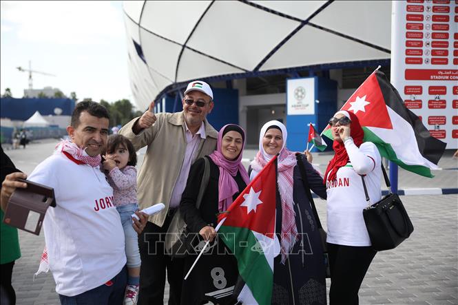 Trong ảnh: Cổ động viên Jordan có mặt bên ngoài sân Al-Maktoum. Ảnh: Hoàng Linh -  TTXVN