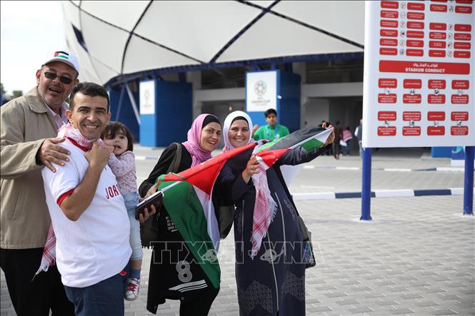 Trong ảnh: Cổ động viên Jordan có mặt bên ngoài sân Al-Maktoum. Ảnh: Hoàng Linh -  TTXVN