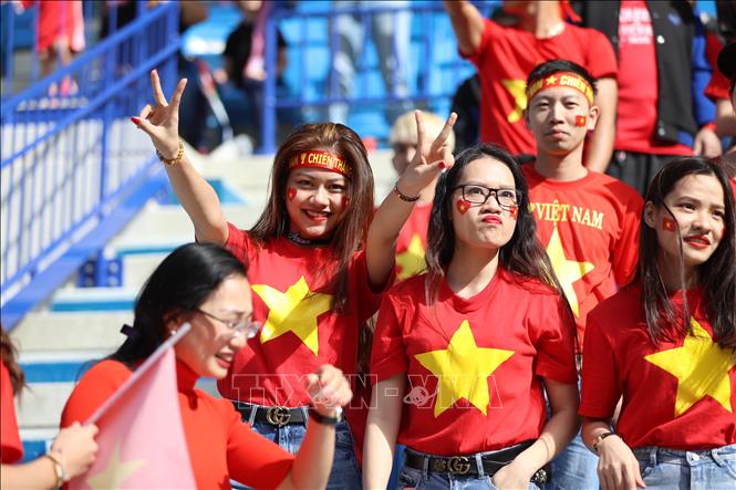 Trong ảnh: Cổ động viên Việt Nam có mặt trên sân vận động Al-Maktoum cổ vũ cho thầy trò HLV Park Hang-seo. Ảnh: Hoàng Linh -  TTXVN