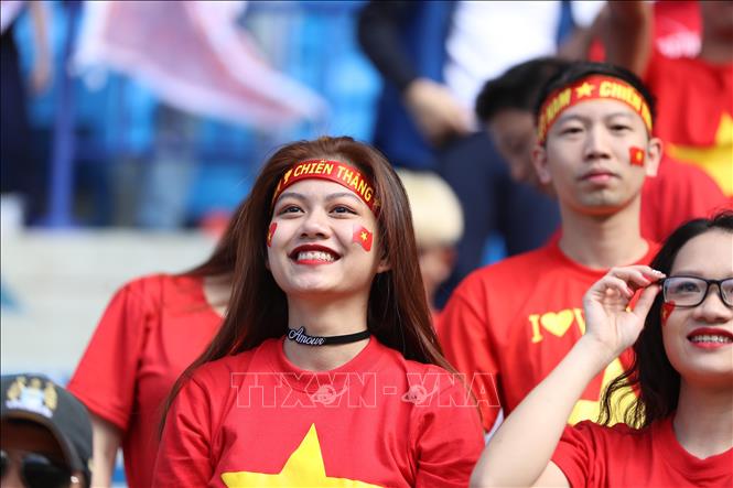 Trong ảnh: Cổ động viên Việt Nam có mặt trên sân vận động Al-Maktoum cổ vũ cho thầy trò HLV Park Hang-seo. Ảnh: Hoàng Linh -  TTXVN