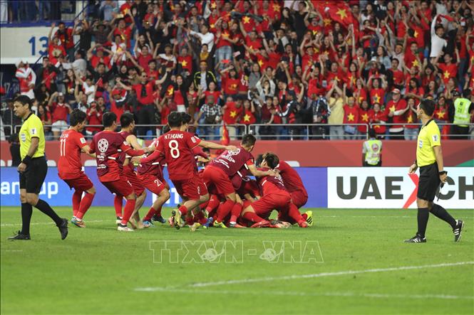 Trong ảnh: Niềm vui chiến thắng của các cầu thủ Việt Nam trong trận đấu gặp tuyển Jordan vòng 1/8 AFC Asian Cup 2019 tại Dubai, Các tiểu vương quốc Arab thống nhất ngày 20/1/2019. Ảnh: AFP/TTXVN