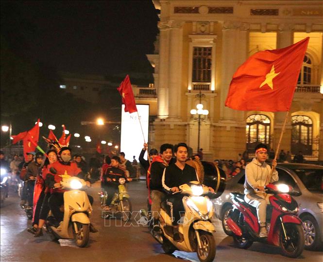 Photo: Vietnamese fans go outside to celebrate the victory in Hanoi streets. VNA Photo: Văn Điệp 