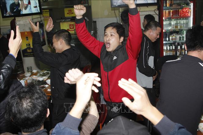 Photo: Hanoians celebrate the victory. VNA Photo:  Quang Quyết