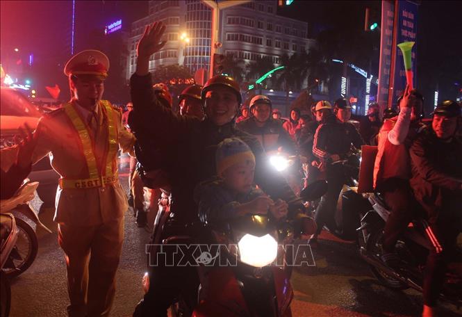 Photo: Hanoians celebrate the victory. VNA Photo: Trịnh Duy Hưng