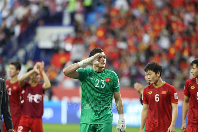 Photo: Vietnamese players Van Lam shows thanks to Vietnamese fans after the match ended. VNA Photo: Hoàng Linh