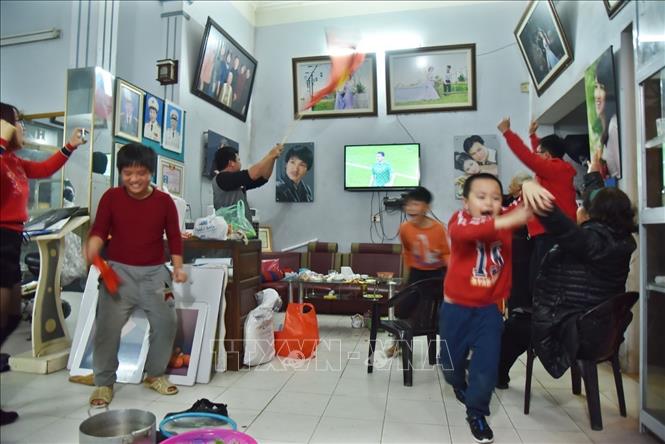 Photo: Hanoi fans celebrate the victory. VNA Photo: Cương Quyết