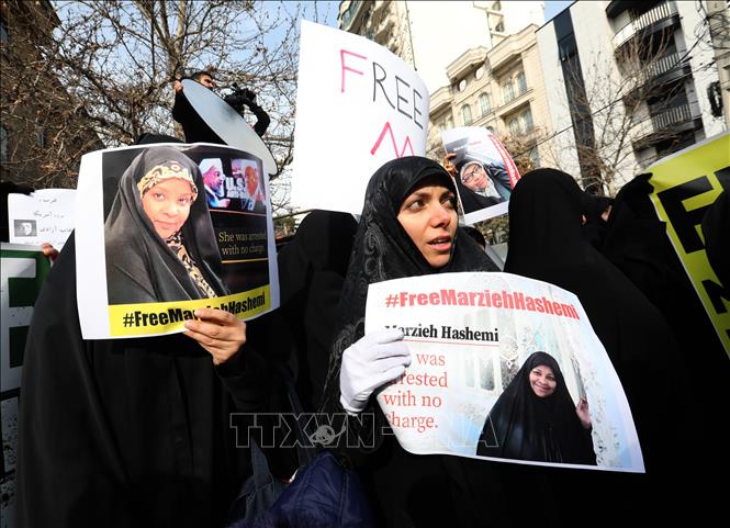 Trong ảnh: Biểu tình bên ngoài Đại sứ quán Thụy Sĩ ở Tehran, Iran,  yêu cầu giới chức Mỹ thả ngay lập tức nhà báo Marzieh Hashemi. Ảnh: AFP/TTXVN