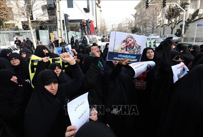 Trong ảnh: Biểu tình bên ngoài Đại sứ quán Thụy Sĩ ở Tehran, Iran,  yêu cầu giới chức Mỹ thả ngay lập tức nhà báo Marzieh Hashemi. Ảnh: AFP/TTXVN