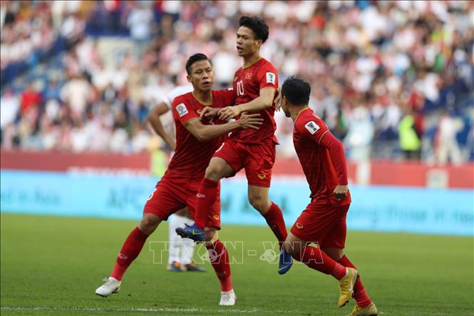 Photo: Cong Phuong (c) and his teamate celebrate after his score to equalize with Jordan. VNA Photo: Hoàng Linh