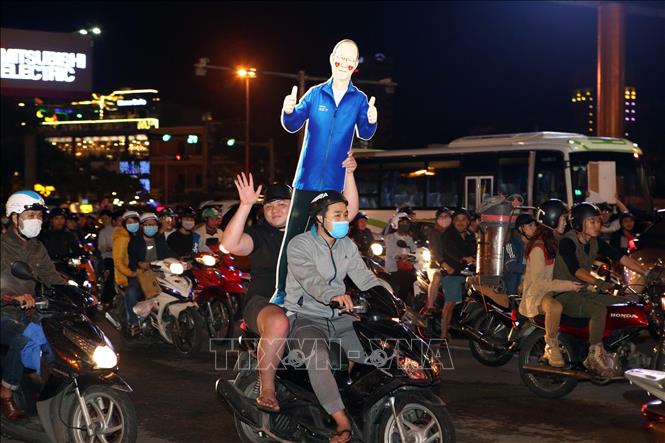 Photo: Da Nang city's football fans celebrate the victory with a cardboard cutout of Park Hang Seo. VNA Photo: Trần Lê Lâm