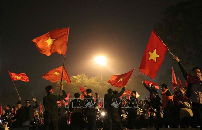 Photo: Hanoi's football fans celebrate the victory. VNA Photo: Văn Điệp