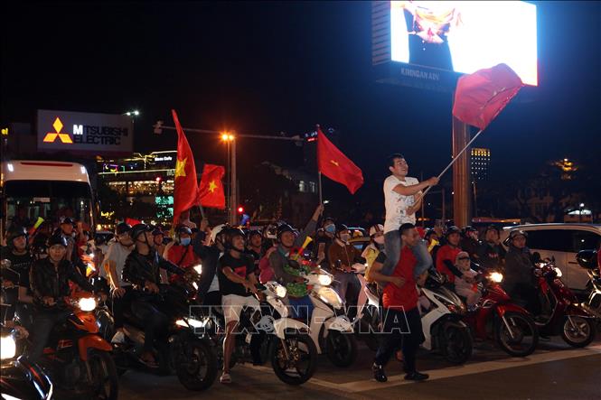 Photo: Da Nang city's football fans celebrate the victory. VNA Photo: Trần Lê Lâm