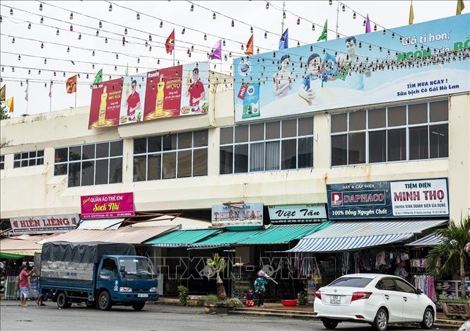 Trong ảnh: Trung tâm thương mại Rạch Giá bán đủ các mặt hàng phục vụ người dân và du khách. Ảnh: Hồng Đạt - TTXVN