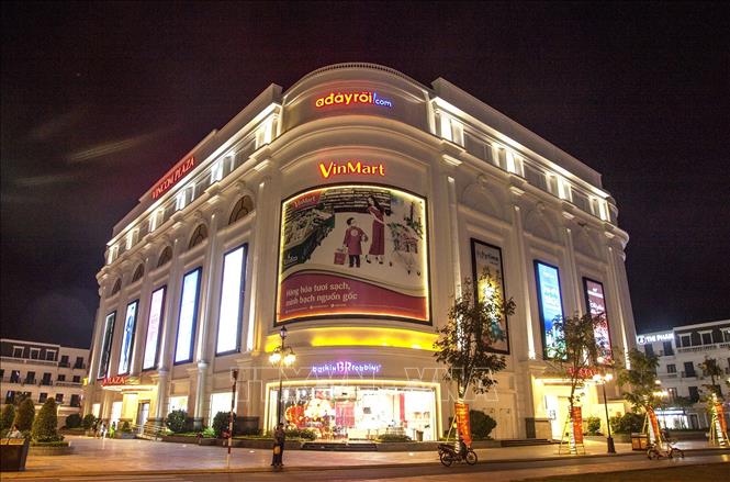 Trong ảnh: Vincom Plaza - trung tâm mua sắm hiện đại tại Khu lấn biển thành phố Rạch Giá. Ảnh: Hồng Đạt - TTXVN
