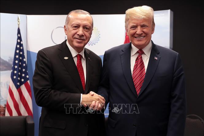 Trong ảnh (tư liệu): Tổng thống Mỹ Donald Trump (phải) và Tổng thống Thổ Nhĩ Kỳ Recep Tayyip Erdogan trong cuộc gặp bên lề hội nghị thượng đỉnh G20 ở Buenos Aires, Argentina, ngày 1/12/2018. Ảnh: AFP/ TTXVN