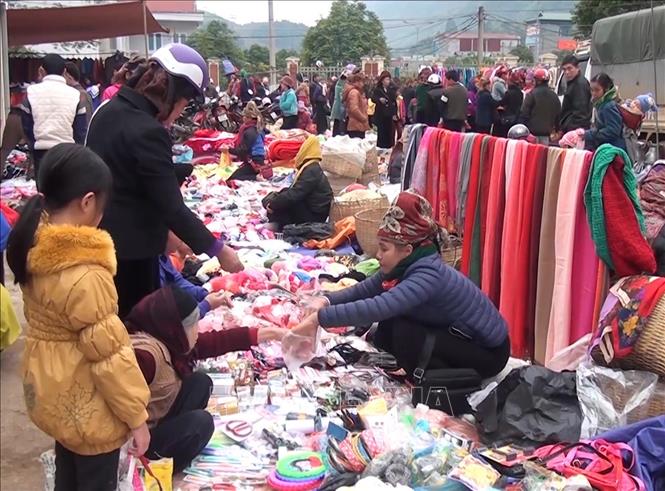 Trong ảnh: Chợ phiên Huổi Cuổi ở huyện Quỳnh Nhai, tỉnh Sơn La, ngày Tết. Ảnh: TTXVN phát