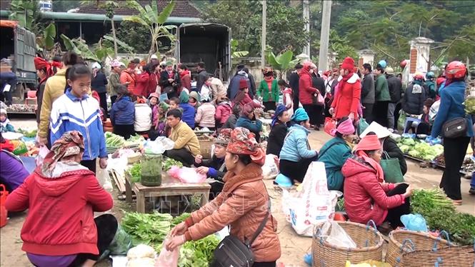 Trong ảnh: Chợ phiên Huổi Cuổi tấp nập ở huyện Quỳnh Nhai, tỉnh Sơn La, ngày Tết. Ảnh: TTXVN phát