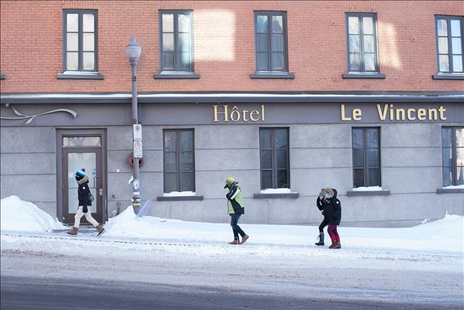 Trong ảnh (tư liệu): Người dân di chuyển trên đường phố trong thời tiết giá lạnh tại Quebec, Canada, ngày 27/12/2017. Ảnh: AFP/ TTXVN